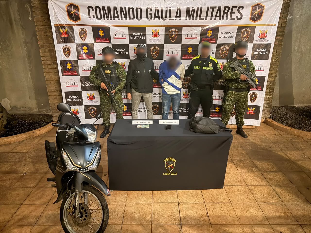 Integrantes del Gaula Militar y la Policía con el capturado y elementos incautados en Cali