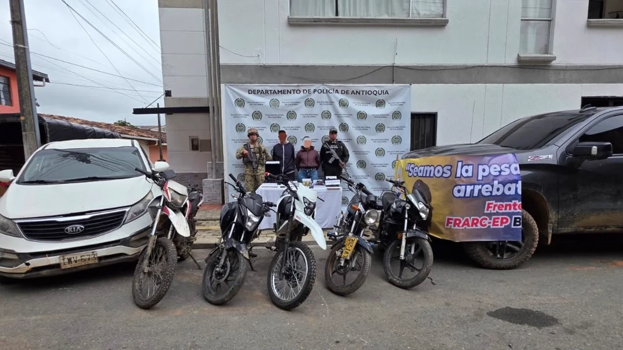 Cae pareja de presuntos extorsionistas de la Estructura 36 en Gómez Plata: tenían explosivos y hasta un dron 1 Cae pareja de presuntos extorsionistas de la Estructura 36 en Gómez Plata: tenían explosivos y hasta un dron