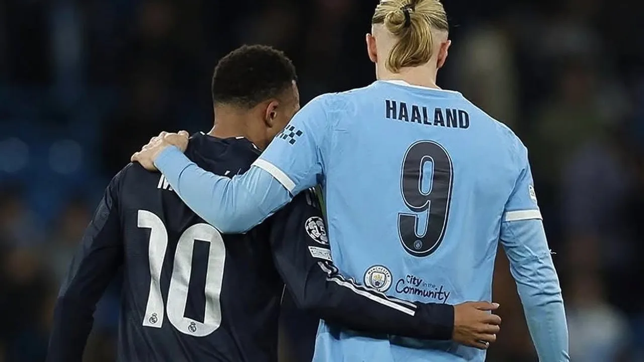 Dos jugadores abrazados al final de un partido, uno con camiseta celeste número 9 y otro con camiseta oscura número 10