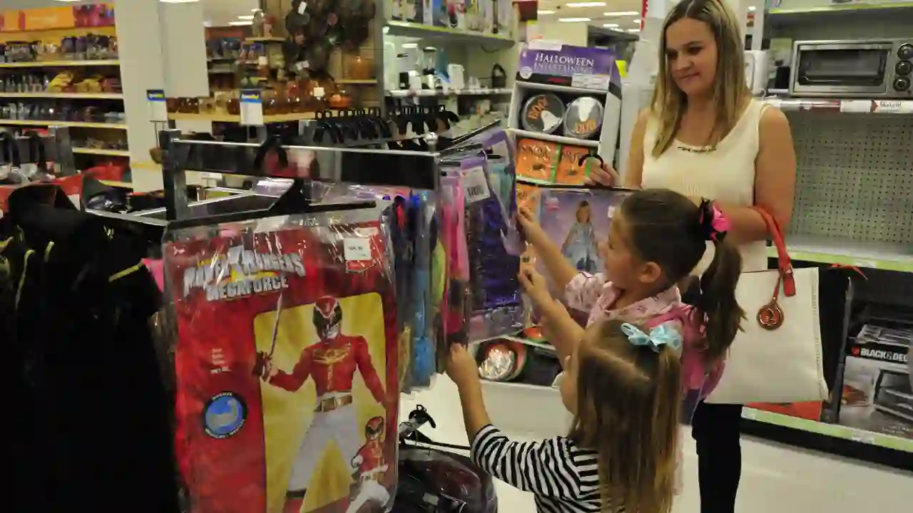 Familia mirando disfraces de Halloween en una tienda (foto referencial)