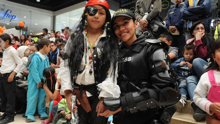 Halloween en Colombia: niños disfrazados junto a la Policía Nacional
