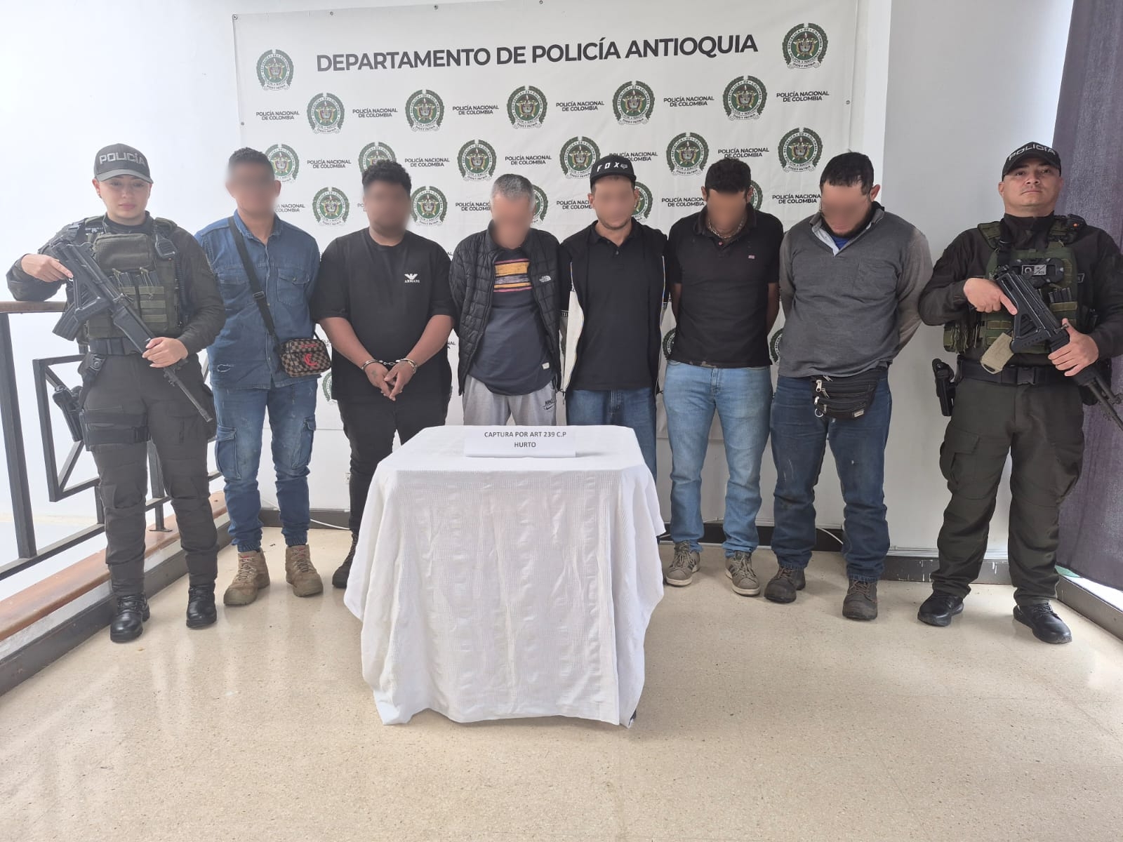 Seis capturados en Titiribí por presunto hurto a una torre de telecomunicaciones, junto a uniformados de la Policía Antioquia