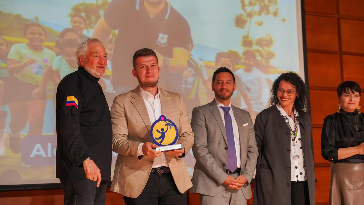 Álex David Restrepo Salazar recibe reconocimiento por el compromiso de Titiribí con la niñez.