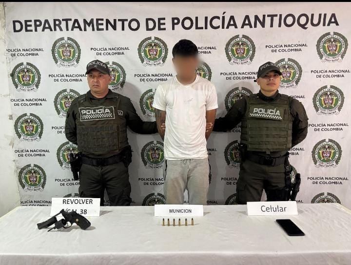 Ciudad Bolívar: capturado un hombre con revólver en la vereda El Manzanillo 2 Hombre capturado en Ciudad Bolívar junto a policías y revólver con munición incautados