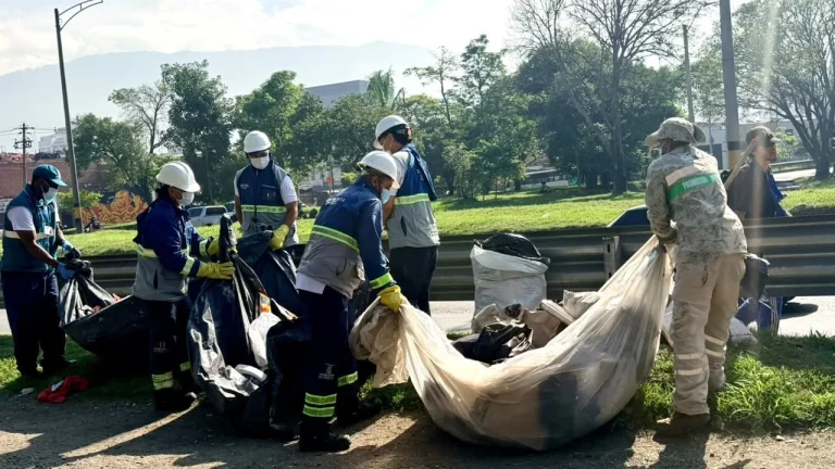Operarios realizan jornadas de limpieza en el Centro de Medellín