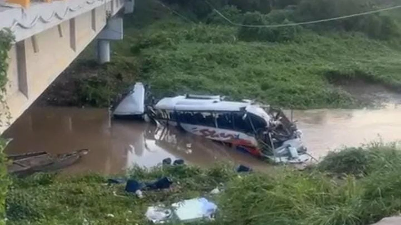 Bus de la agrupación de Kbeto Zuleta accidentado bajo el puente Ariguaní