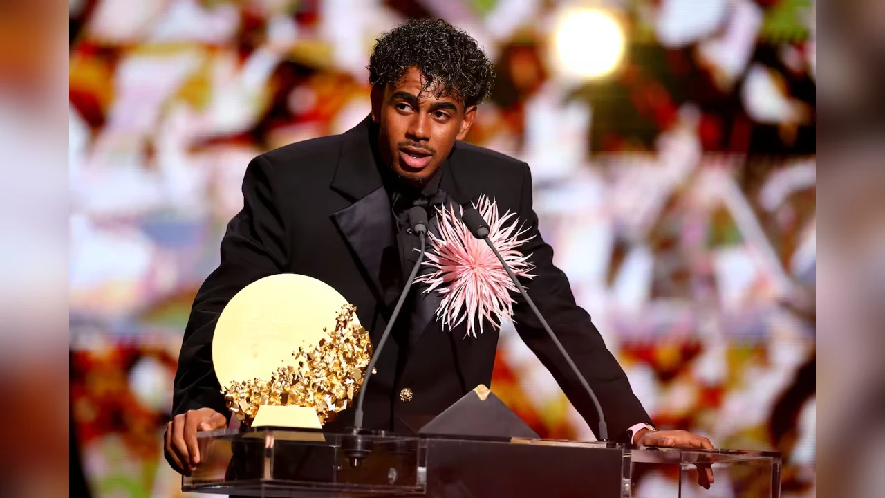Lamine Yamal recibe el Trofeo Kopa en el London Palladium