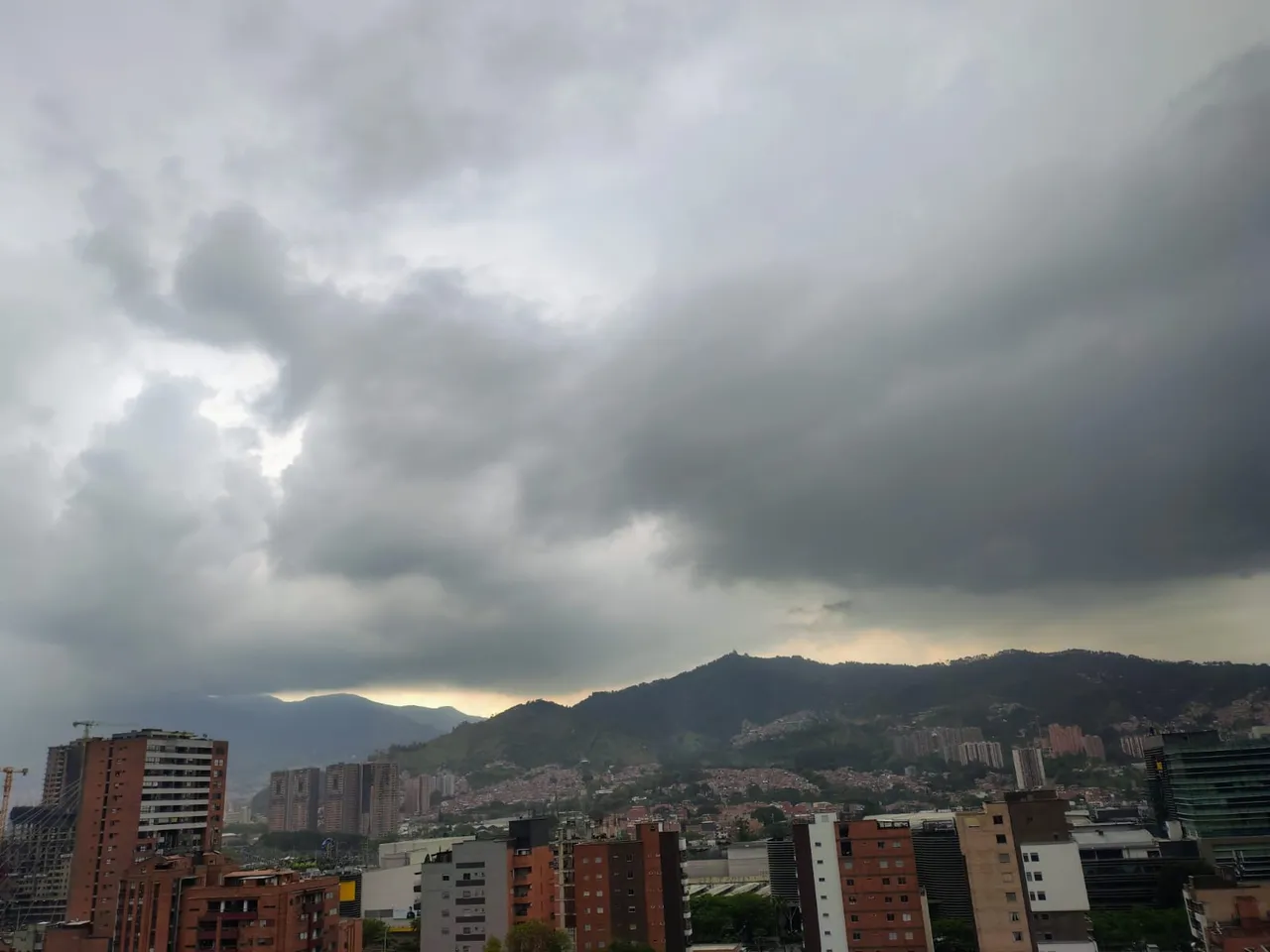 Aguacero en el Valle de Aburrá: SIATA reporta 27 descargas eléctricas en 30 minutos y lluvia de Caldas a Bello 2 Nubarrones oscuros sobre el Valle de Aburrá durante la lluvia de este domingo.