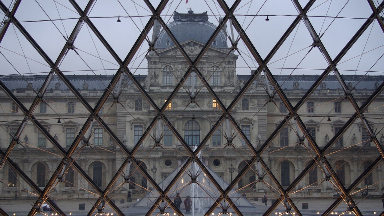 Vista de la fachada del Louvre desde el interior de la pirámide de cristal