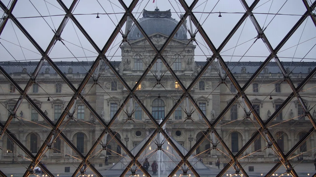 Vista de la fachada del Louvre desde el interior de la pirámide de cristal