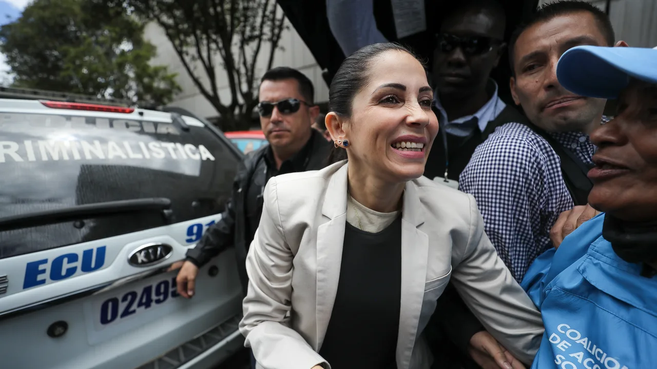 ¡Detenida en la madrugada! Policía de Ecuador captura a la excandidata presidencial Luisa González