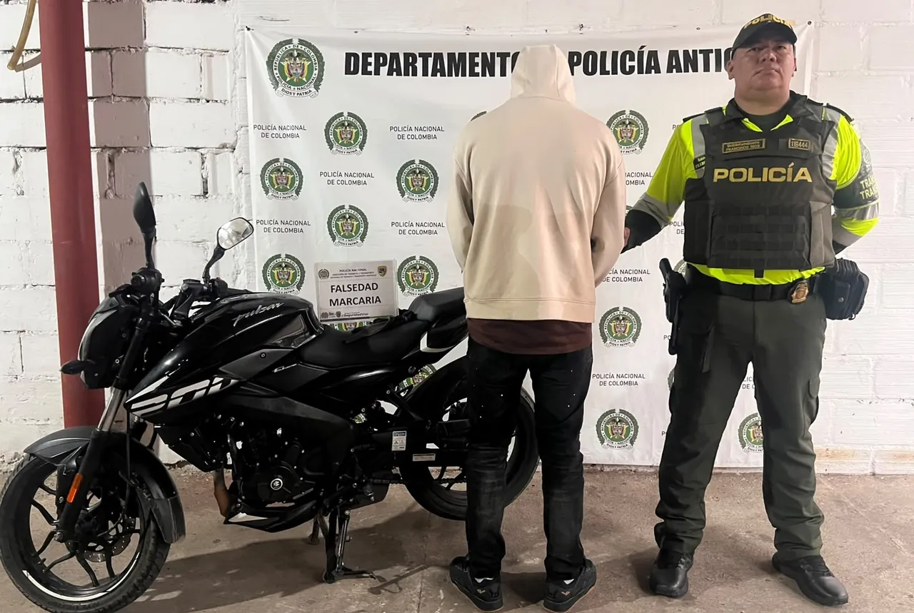 Capturado por falsedad marcaria en Maceo junto a la motocicleta incautada