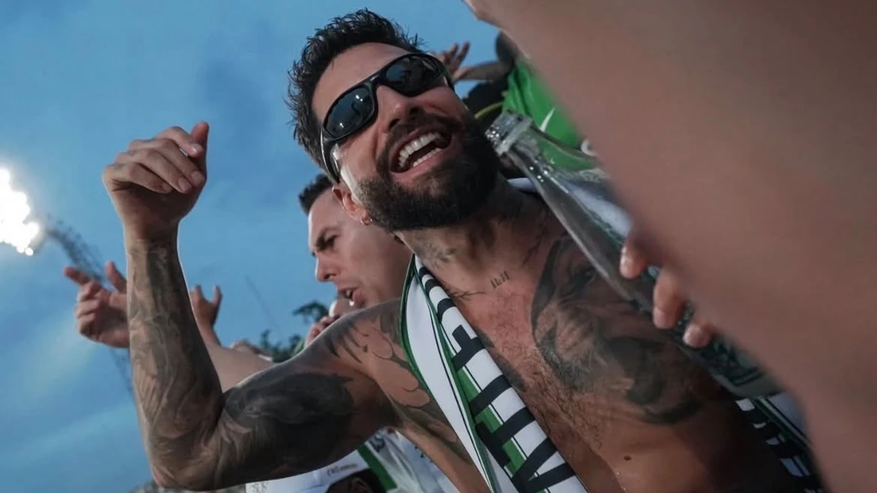 Maluma con la hinchada de Atlético Nacional en la tribuna popular del Atanasio Girardot