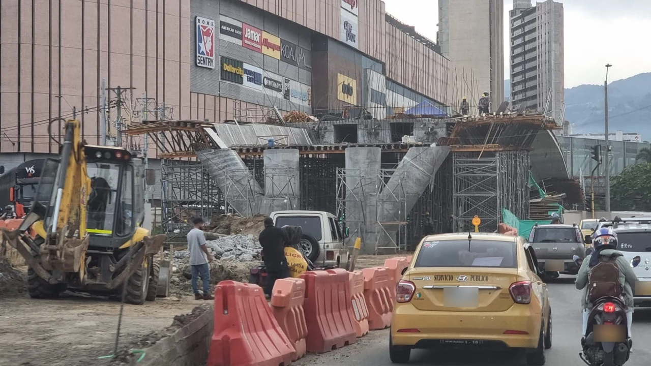 Obras del intercambio vial de Mayorca junto al centro comercial, con placas de vehículos tapadas.