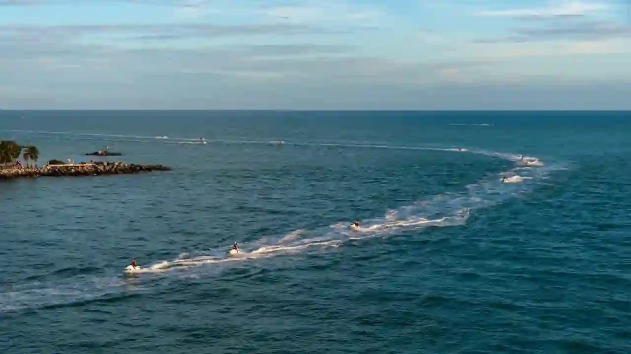 Moto acuática en el mar, imagen de referencia