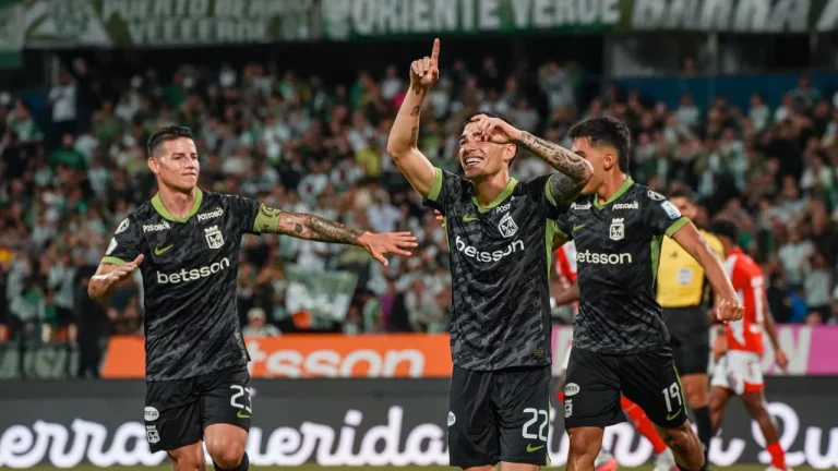 Jugadores de Atlético Nacional celebran uno de los goles contra Santa Fe en el Atanasio Girardot