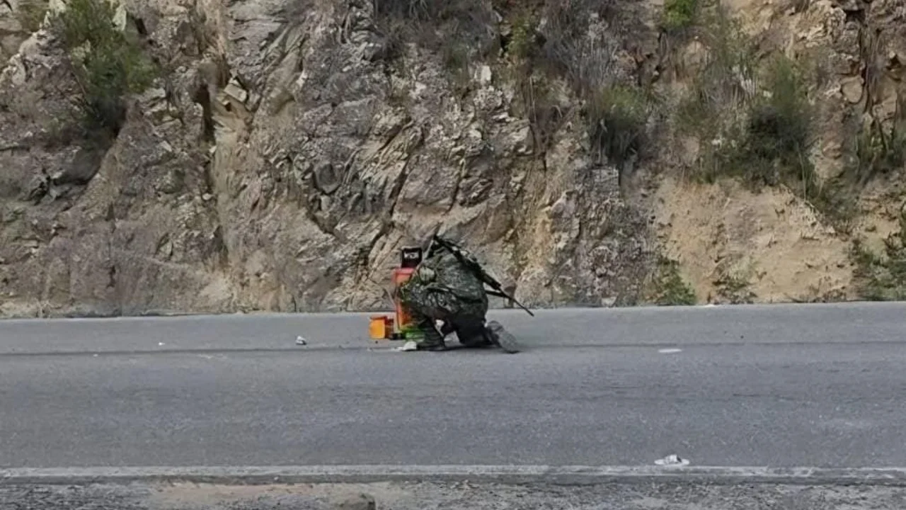 Militar durante la intervención de explosivos en la vía Ocaña-Cúcuta