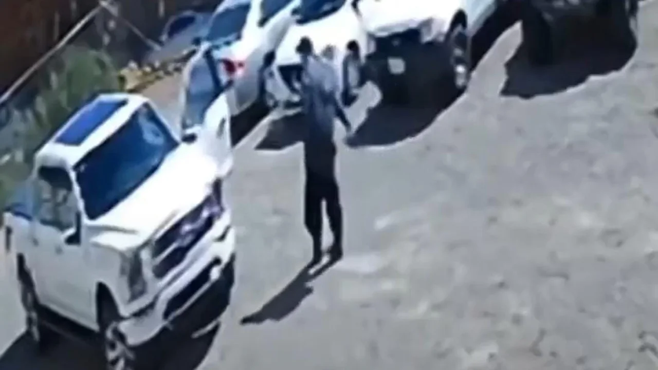 ¡Por una muela floja! Asesinan a odontólogo de 15 tiros 1 Captura del video del ataque contra un odontólogo en Nogales, Sonora, junto a una camioneta blanca.