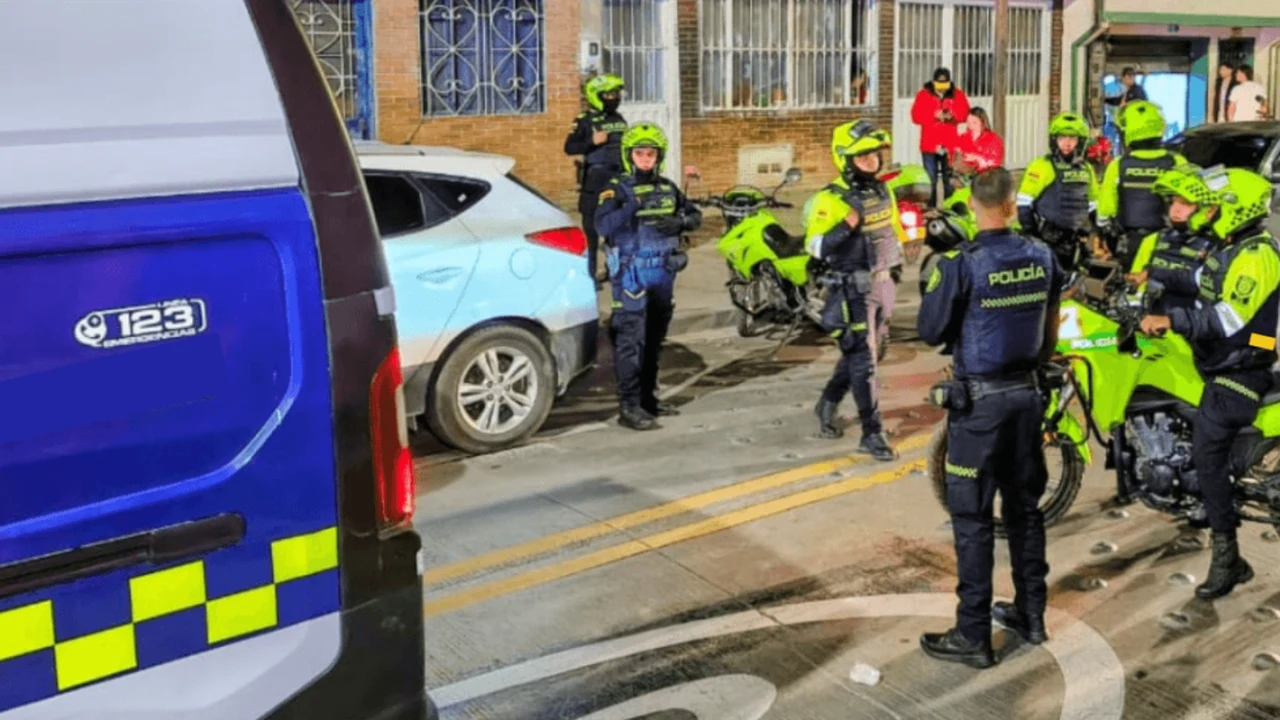 Policías y funcionarios durante operativos de control en bares de Kennedy, en Bogotá