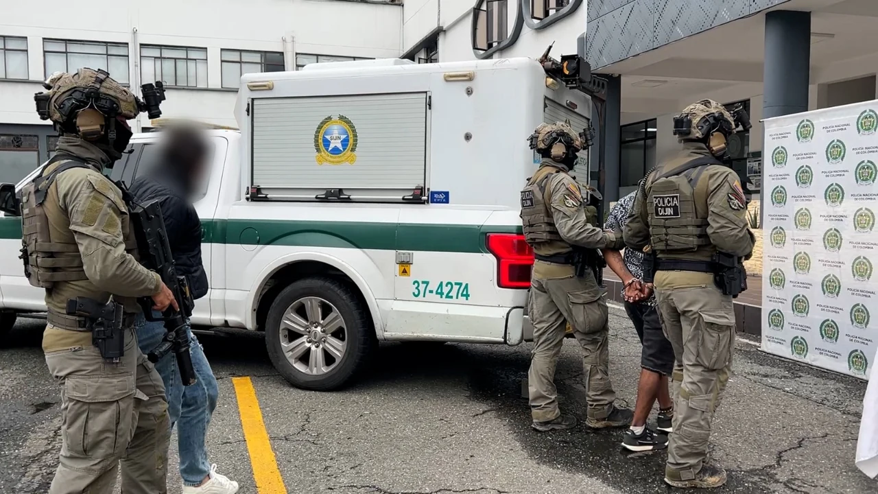 Alias 'Primo Sangre': drones explosivos y minería ilegal tras su red logística 6 Material incautado y procedimiento contra la comisión de alias Primo Sangre