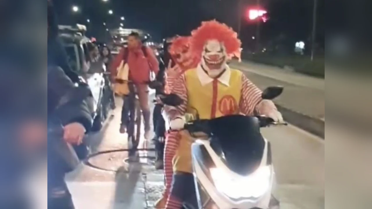 Motociclista disfrazado de payaso en una rodada nocturna en Bogotá