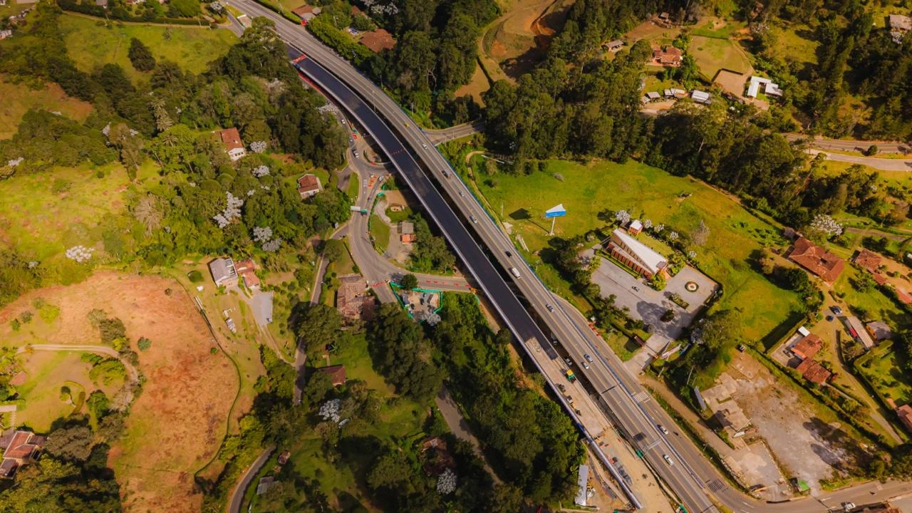 Vista aérea del sector Sajonia y sus conexiones viales en el Oriente antioqueño.