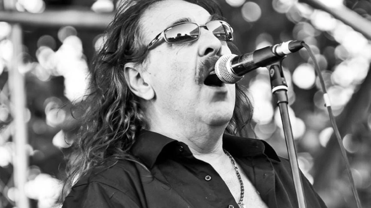 Saúl Blanch canta ante un micrófono en una fotografía en blanco y negro.