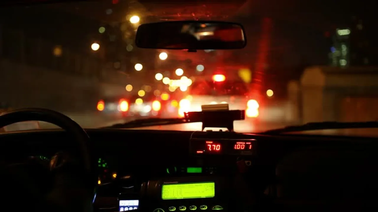 Capturan a taxista que habría quemado con una sustancia química a su pareja en Medellín: ella fue intubada 2 Interior de un taxi de noche, foto de archivo