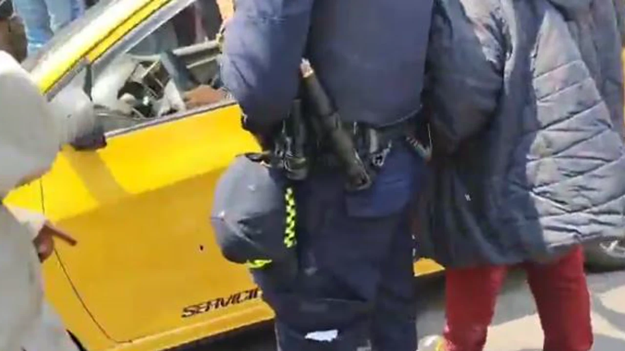 Le dispararon a un taxista en plena tarde en Bosa: dejaron un panfleto