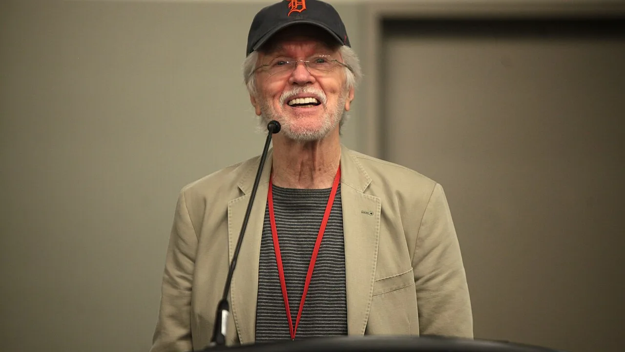 Tom Skerritt sonríe durante una conferencia en 2014.