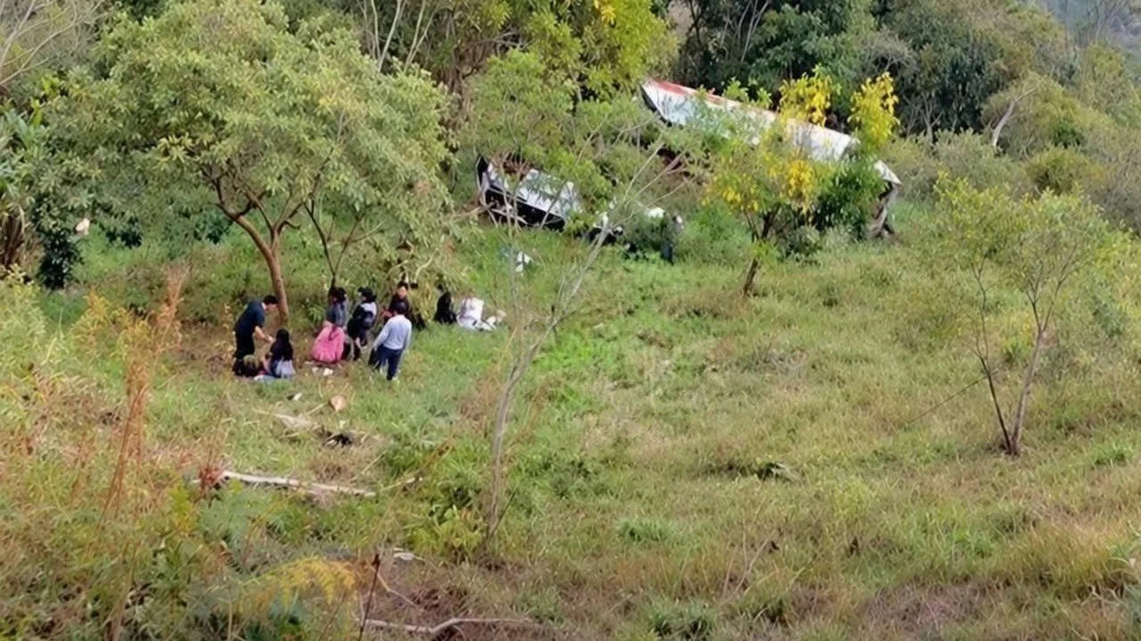 Bus de pequeñas dimensiones que cayó a un abismo en zona rural de Tona, Santander