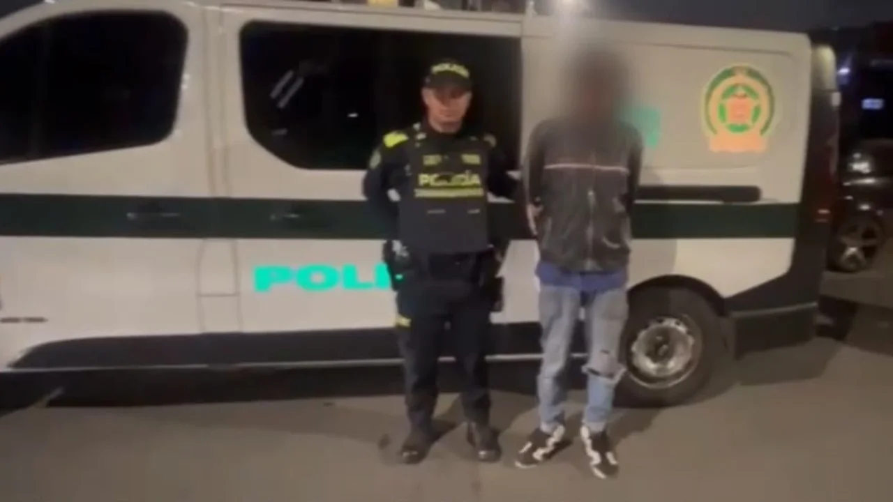 Policía en estación Bicentenario de TransMilenio, Bogotá