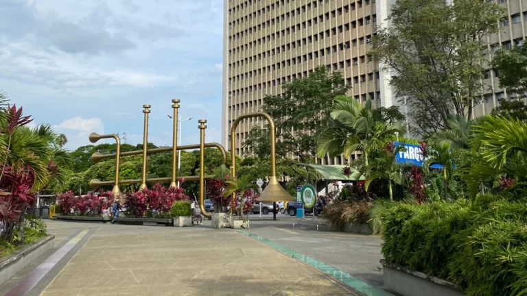 Monumento de las Trompetas de Niche en la plazoleta Jairo Varela, en el centro de Cali