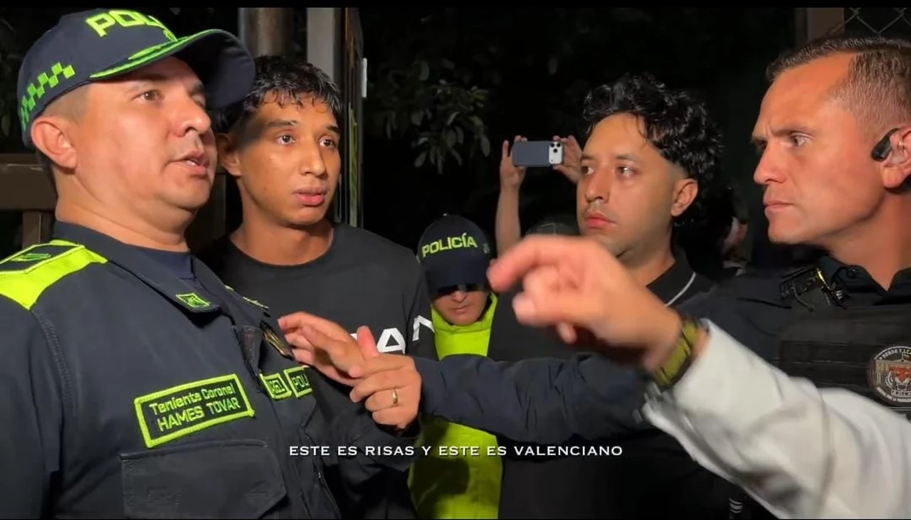 Hijo e hijastro de Iván René Valenciano, entre los capturados del megaoperativo en Medellín 1 Jacobo Valenciano a la izquierda y alias Risas a la derecha, entre policías