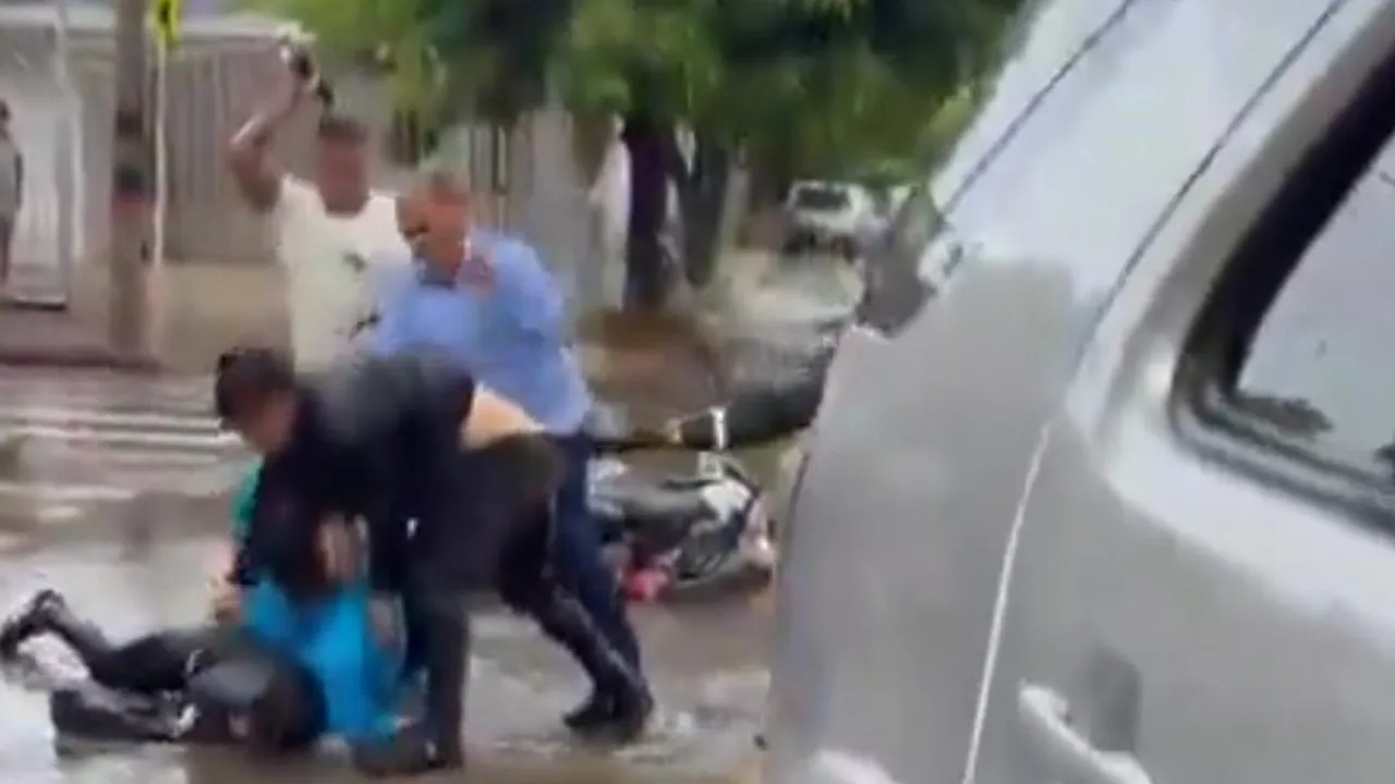 Ciudadanos separan a un hombre que atacó a su pareja en una calle del barrio Santa Rita de Valledupar