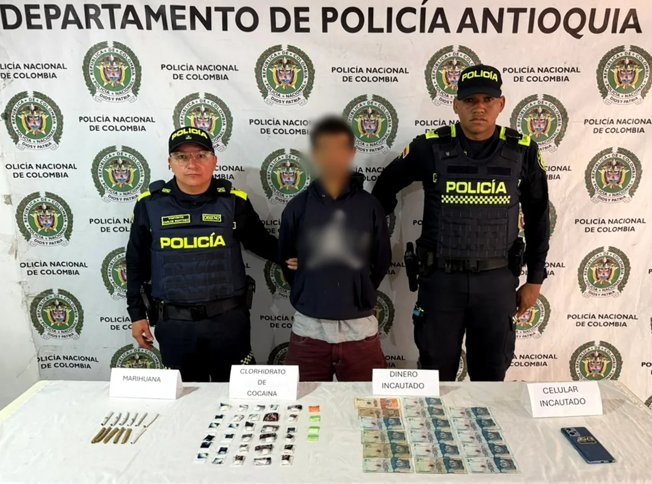 Capturan a un hombre en Ciudad Bolívar con 34 bolsas de cocaína y 12 cigarrillos de marihuana 2 Captura de estupefacientes en Ciudad Bolívar, Antioquia