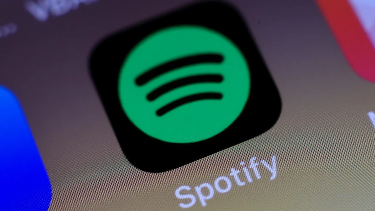 Spotify retiró de sus recomendaciones más de 50 millones de canciones hechas con IA y spam