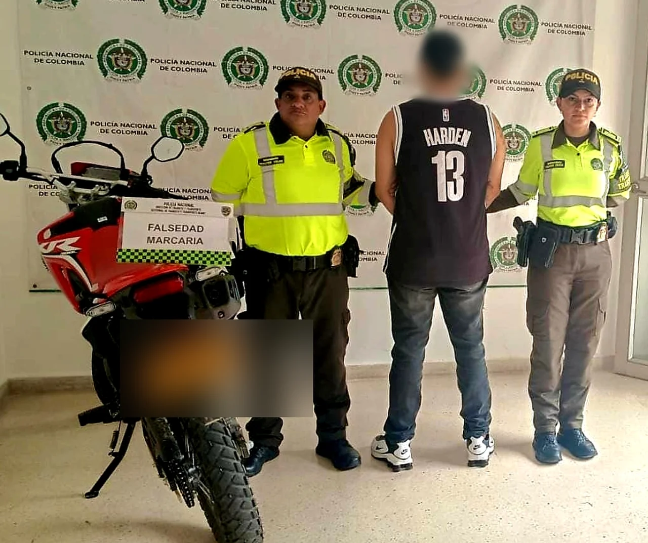 Capturado en la vía Medellín-La Pintada con moto de falsedad marcaria y licencia falsa 2 Motocicleta incautada en la vía Medellín-La Pintada