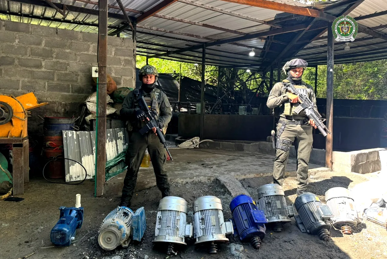 Cayeron cuatro minas ilegales en Santa Fe de Antioquia: les destruyeron 48 motores y una draga 2 Motores eléctricos incautados durante operación contra minería ilegal en Santa Fe de Antioquia