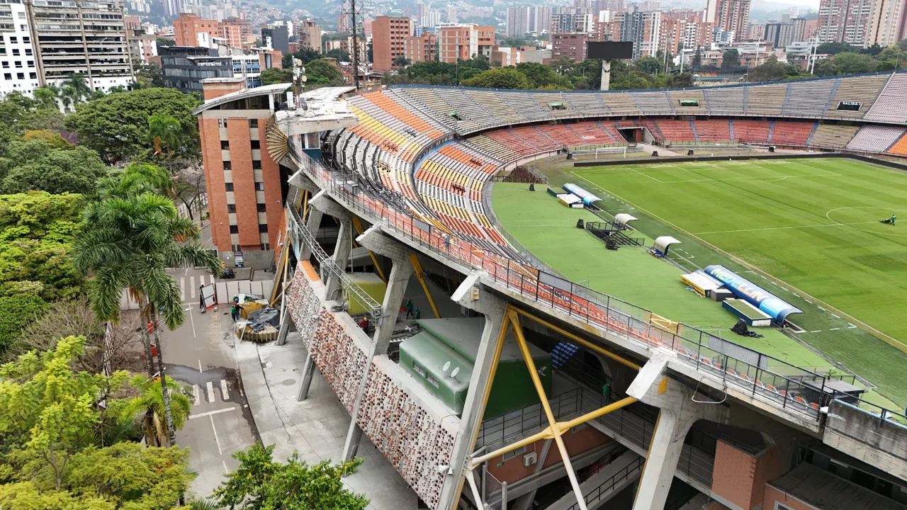 Atanasio Girardot sin cubierta occidental: así avanza el cambio que lo llevará a más de 60 mil espectadores 2 Tribuna occidental del estadio Atanasio Girardot tras el desmonte de la cubierta