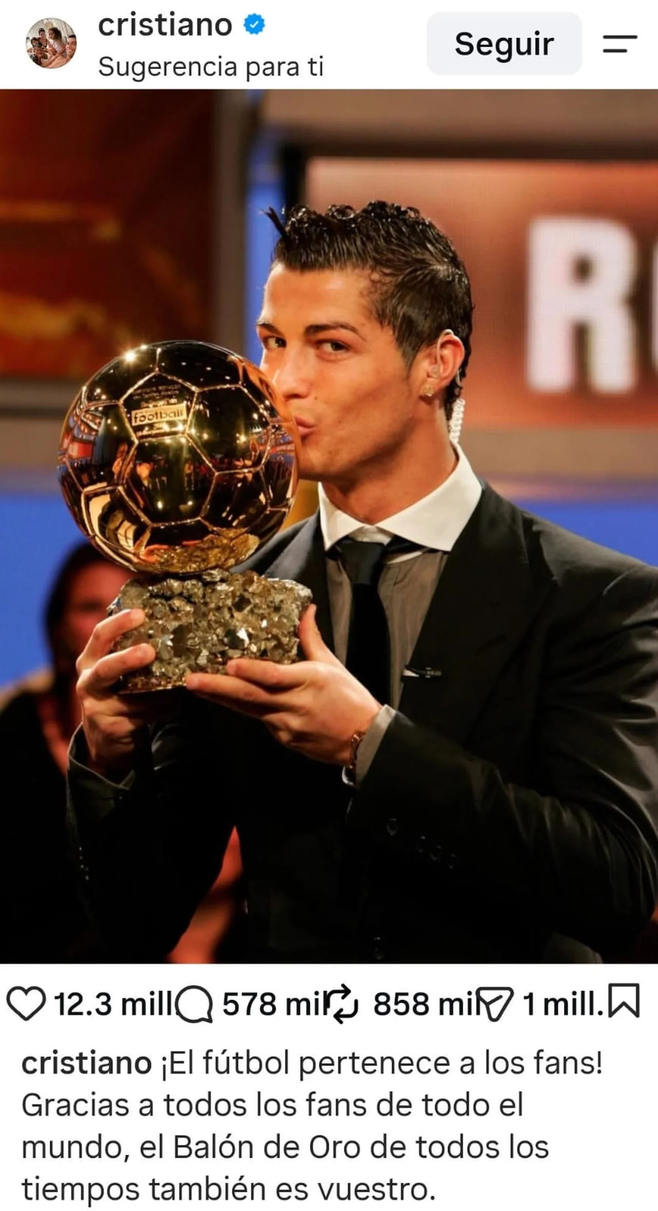 Cristiano responde tras ganar el BOAT: «El fútbol pertenece a los fans» 2 Publicación de Cristiano Ronaldo en Instagram con el Balón de Oro de Todos los Tiempos