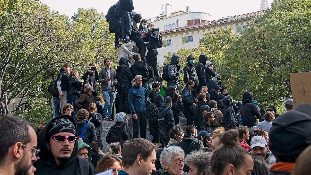 Manifestantes en Marsella durante las protestas contra el costo de vida