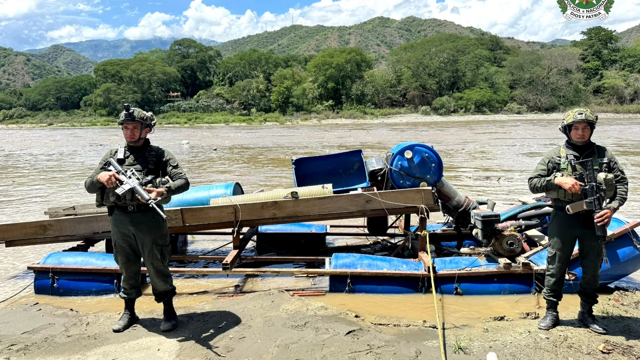 Fuego a la minería ilegal: Policía destruyó motores y dragas de $154 millones en Santa Fe de Antioquia 4 Draga tipo buzo incautada durante el operativo contra la minería ilegal en Santa Fe de Antioquia
