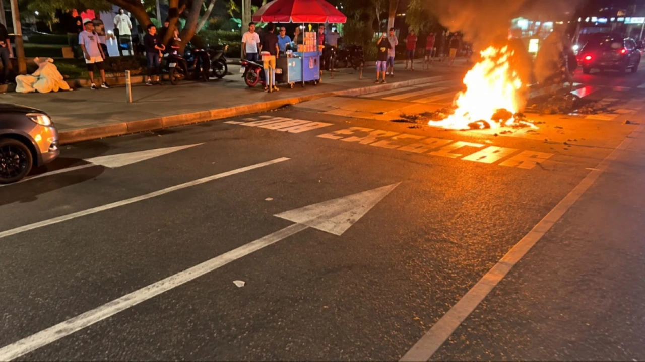 ¡Qué tragedia! Dos jóvenes atropellaron y mataron a una señora en La Milagrosa, la gente les quemó la moto 1 2 Dos jóvenes atropellaron y mataron a una señora en La Milagrosa