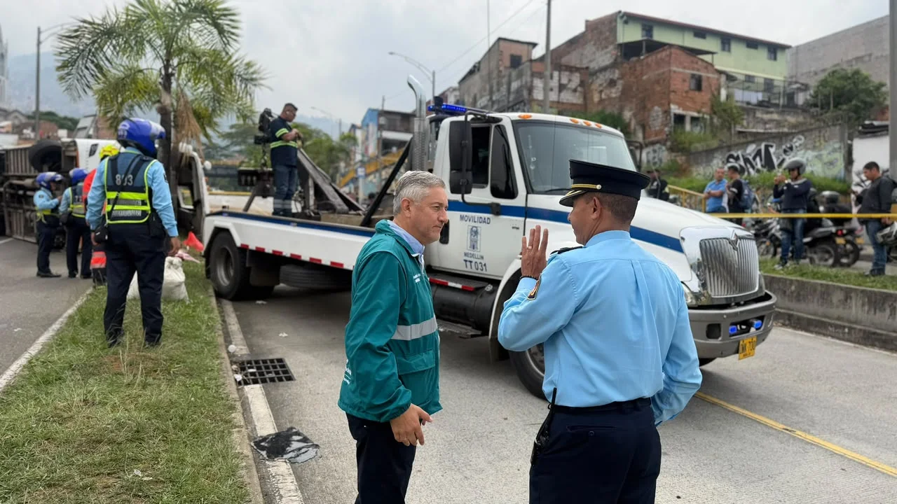Iban de peregrinación a Guarne y su bus volcó en la avenida Barranquilla: 16 heridos 1 Agentes de tránsito y grúa de Movilidad en el accidente de la avenida Barranquilla