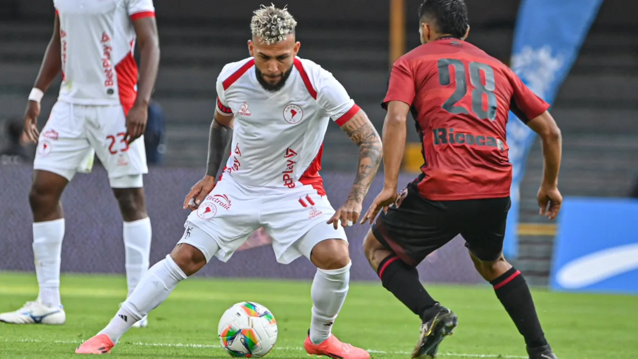 ¡Goleada escarlata! América aplastó 4-0 al 'matagigantes' Barranquilla FC y es semifinalista de Copa 2 Jugador del América de Cali disputa el balón durante un partido. Foto de archivo.