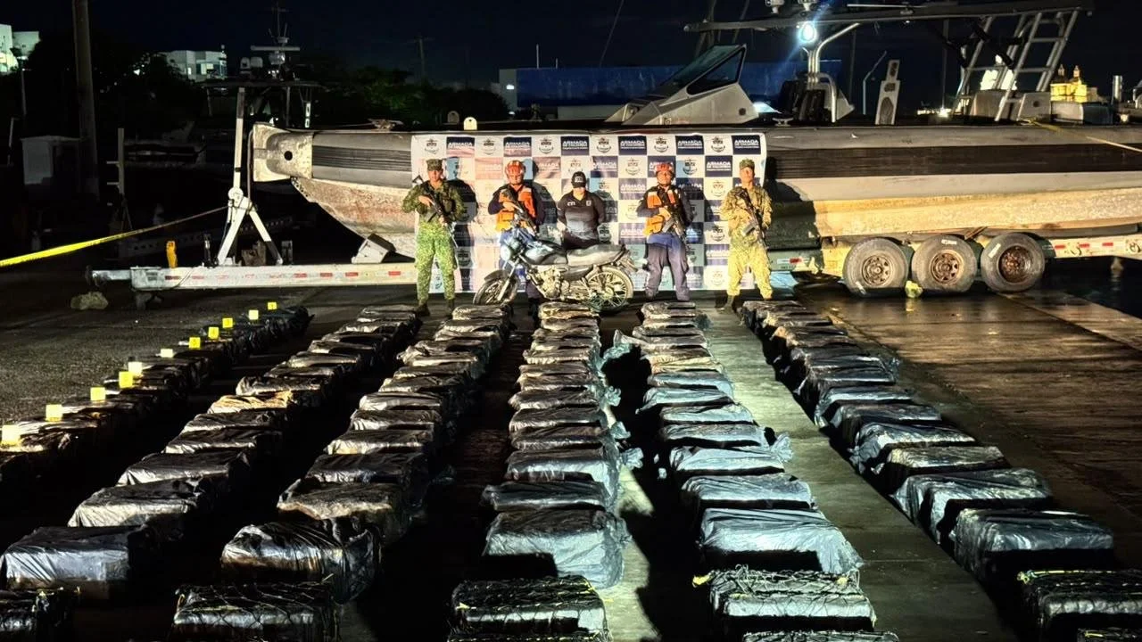 ¡Duro golpe al narcotráfico! Armada incautó más de tres toneladas de cocaína en Cartagena 2 Bultos de cocaína incautados por la Armada de Colombia en Punta Canoas