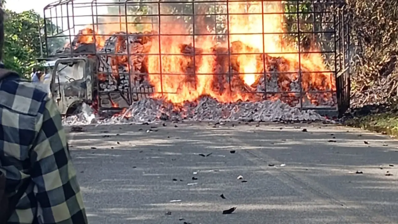 Incineraron un camión y habrían marcado vehículos con insignias del ELN en la vía Quibdó-Pereira