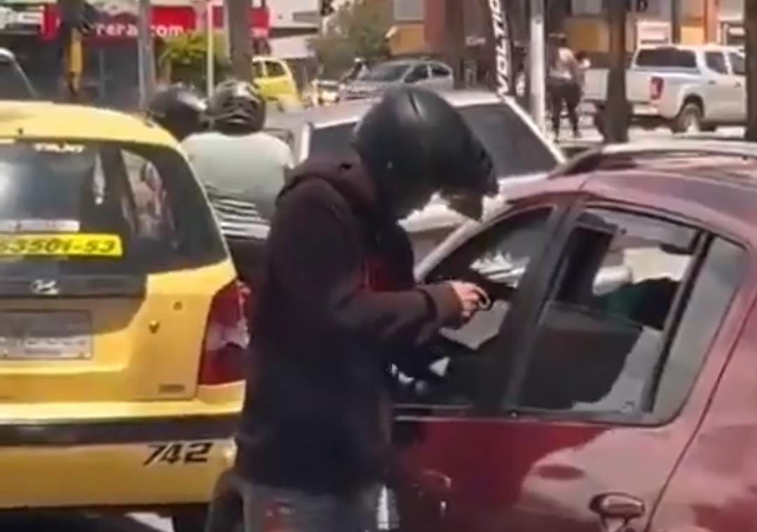¡Los buscan! Hasta $20 millones de recompensa por los cuatro fleteros que asaltaron a conductor en Popayán 2 Hombre armado con casco amenaza al conductor de un carro rojo en el sector de Catay, en Popayán