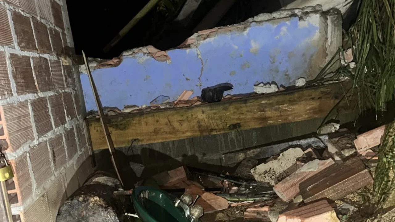 Noche de susto en Villas del Sol: la tierra cedió y dejó ocho casas afectadas en Bello 2 Escombros de una vivienda afectada por el movimiento en masa en Villas del Sol, Bello